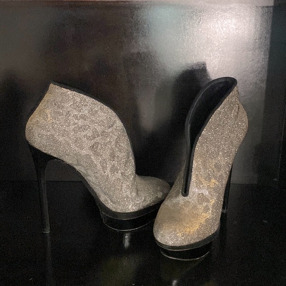 GREAT CONDITION Brian Atwood “Fortosa” stiletto booties size 6 silver/gold - Picture 1 of 3